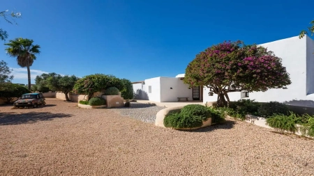 Villa bohemia chic reformada con casa de invitados y gran terreno en venta en Sant Jordi