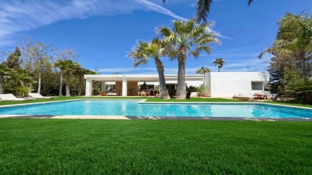 Villa Hadara en Santa Gertrudis: Exclusiva Villa Tropical de Lujo para Vacaciones en Ibiza