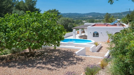 Finca de Lujo en Santa Eulària con 13.000 m² de Terreno Privado y Auténtico Encanto Mediterráneo