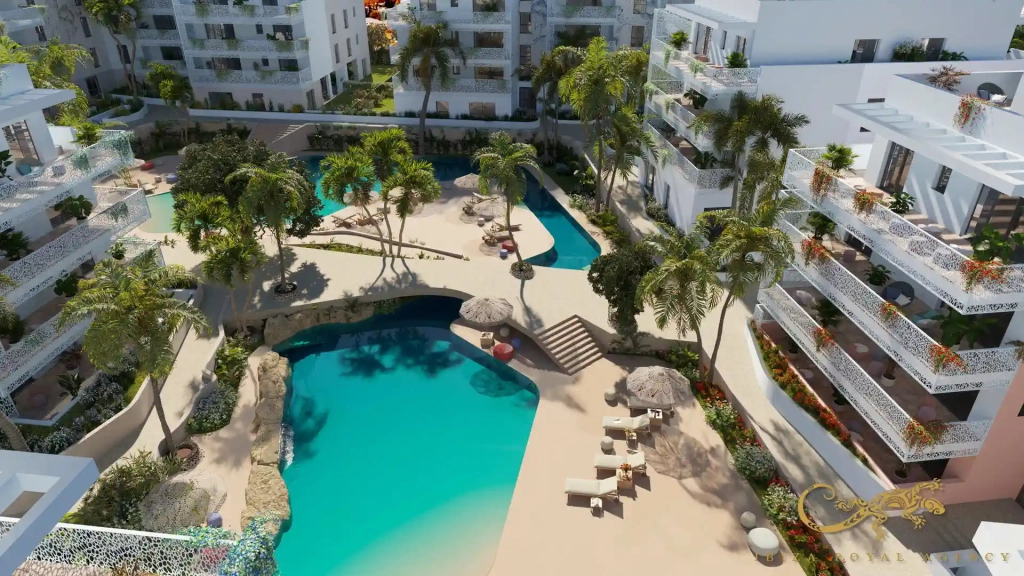 Vista general del patio y piscina de Creo Lifestyle Apartments, complejo contemporáneo cerca de la playa.