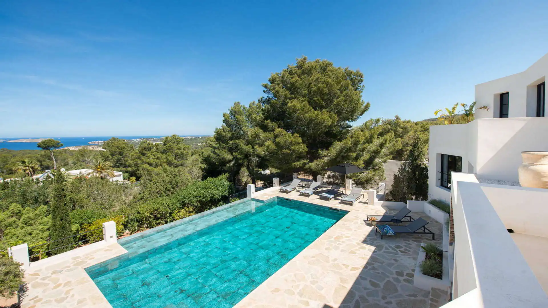 Villa con licencia turística y vistas al mar en Cala Tarida