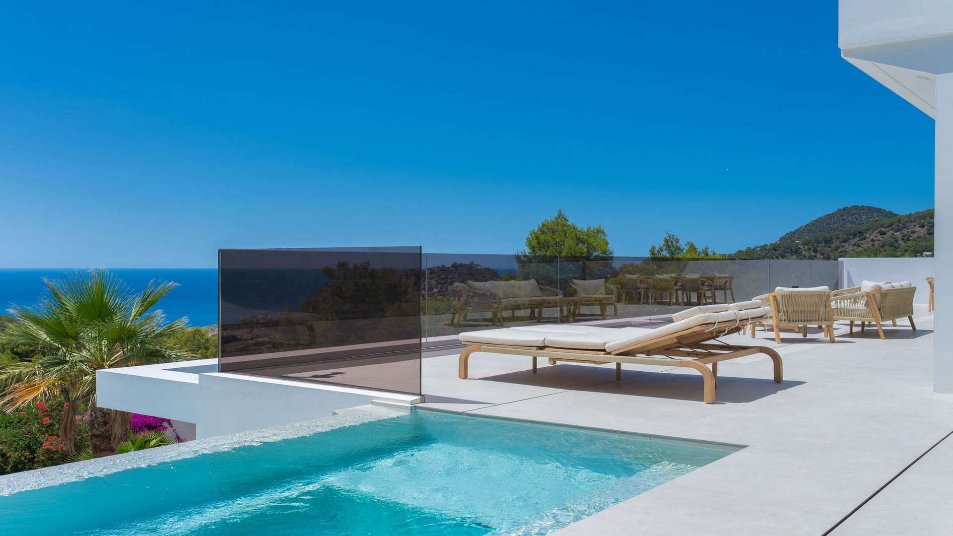 Villa de obra nueva en Cala Salada con piscina y vistas al mar